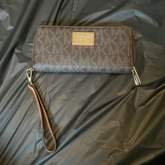 Michael Kors Wristlet/Wallet - Picture 1 of 6